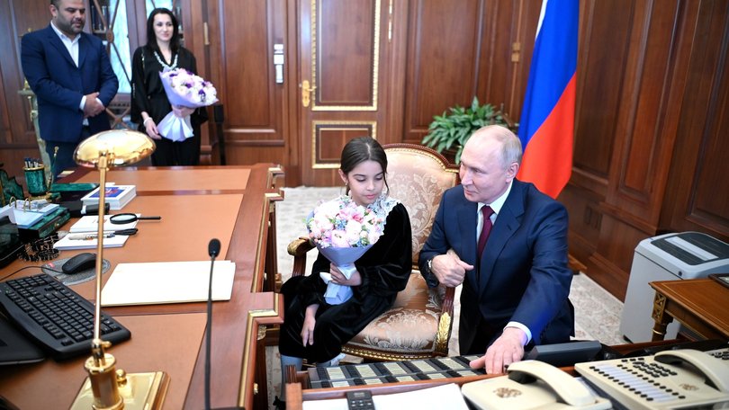 Президент встретился в Кремле с 8-летней Раисат Акиповой и ее семьей