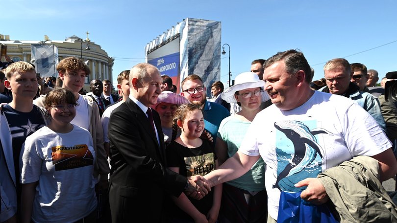 Президент на параде в Петербурге встретился с магаданской многодетной семьей