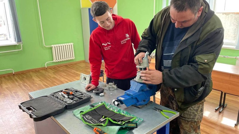Сергей Носов поздравил сотрудников СПО региона с профессиональным праздником