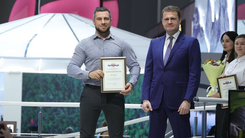 Алексей Чекунков наградил представителей Магаданской области за работу на выставке «Россия» (0+)