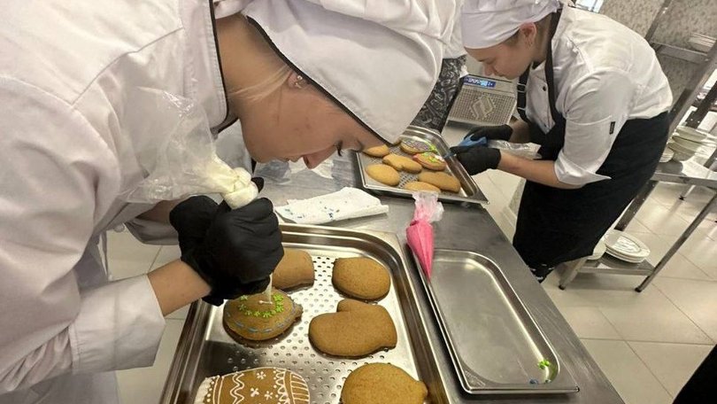 Магаданские студенты пекут пряники для бойцов СВО