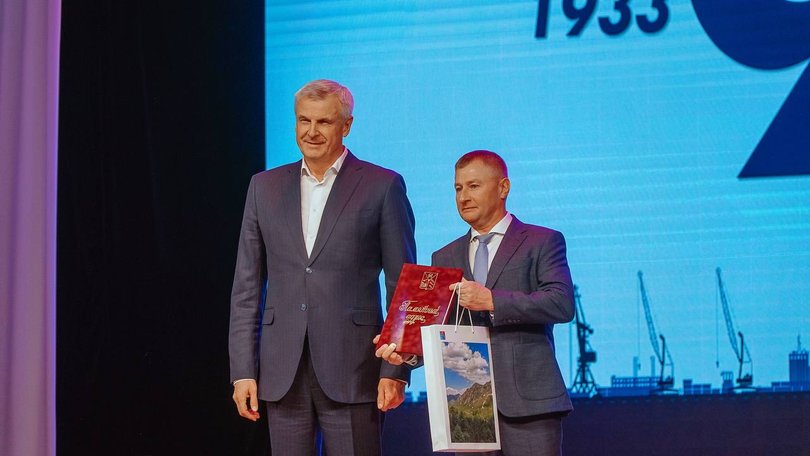Сергей Носов поздравил коллектив Магаданского морского торгового порта с юбилеем