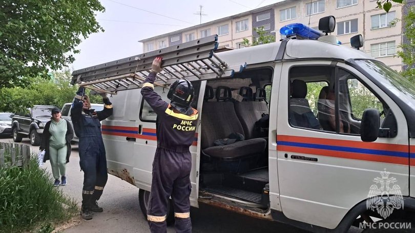 Магаданские спасатели помогли родителям попасть в запертую квартиру с ребенком