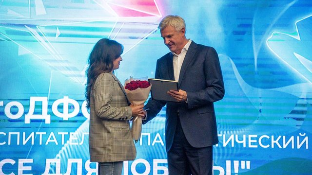 Губернатор Сергей Носов наградил представителей СМИ региона