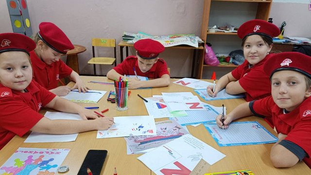 Более 400 новогодних поздравлений от юных колымчан отправят на передовую