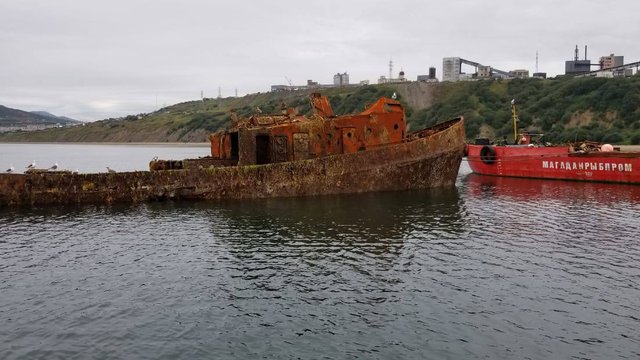В Магадане продолжается генеральная уборка акватории от затонувших судов