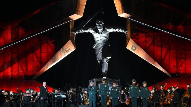 Владимир Путин поздравил россиян с 80-летием победы в Курской битве