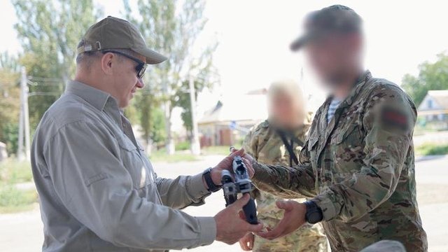 Юрий Трутнев передал бойцам на передовой СВО оружие и оборудование