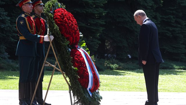 Президент возложил венок к Могиле Неизвестного Солдата