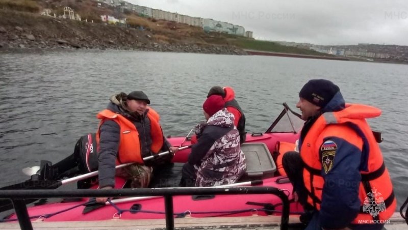 Троих рыбаков в открытом море спасли магаданские спасатели