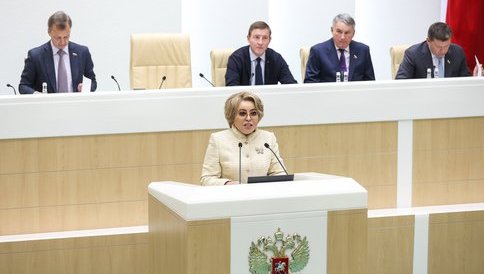 Матвиенко поручила разобраться с ростом цен на учебники