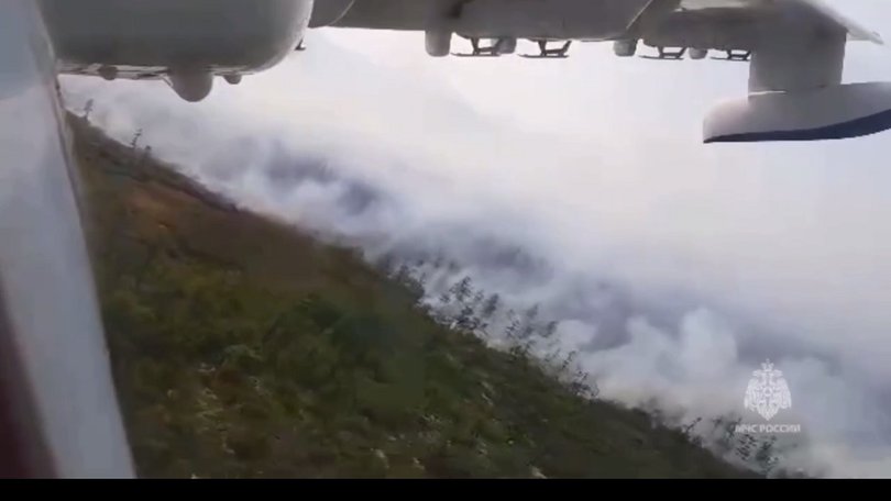Более 300 тонн воды за сутки сбросила авиация МЧС в Магаданской области