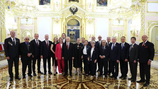 Президент наградил Героев Труда и лауреатов госпремий в День России
