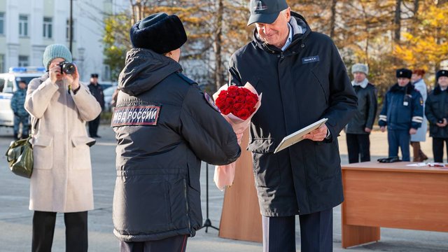 Сергей Носов наградил сотрудников ППС и участковых региона