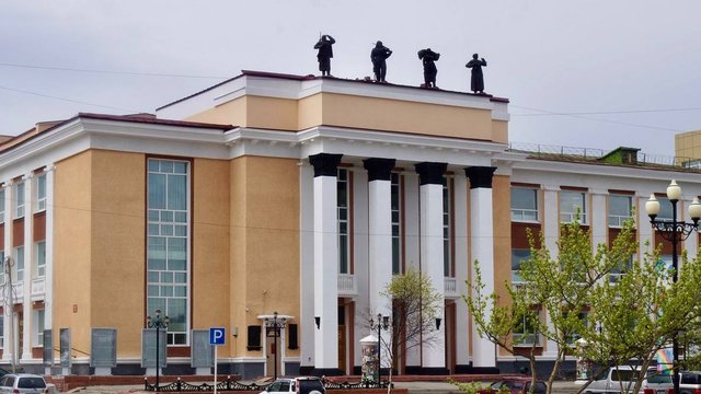 Сергей Носов поздравил коллектив Магаданского театра муздрамы с юбилеем