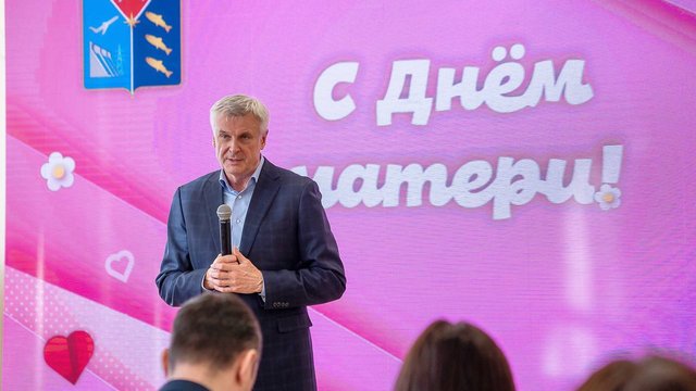 Губернатор Сергей Носов поздравил колымчанок с Днем матери