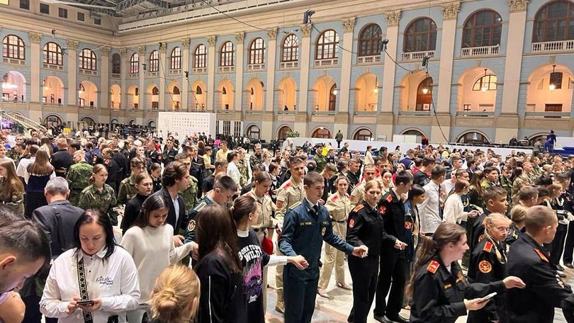 Магаданские студенты приняли участие в Международном Кремлёвском кадетском бале