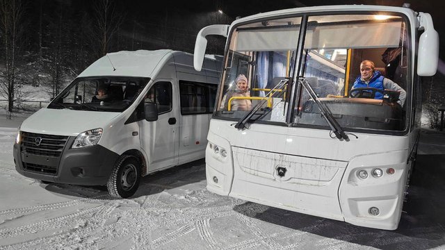 Три новых автобуса для пассажирских перевозок доставили в Ягоднинский округ