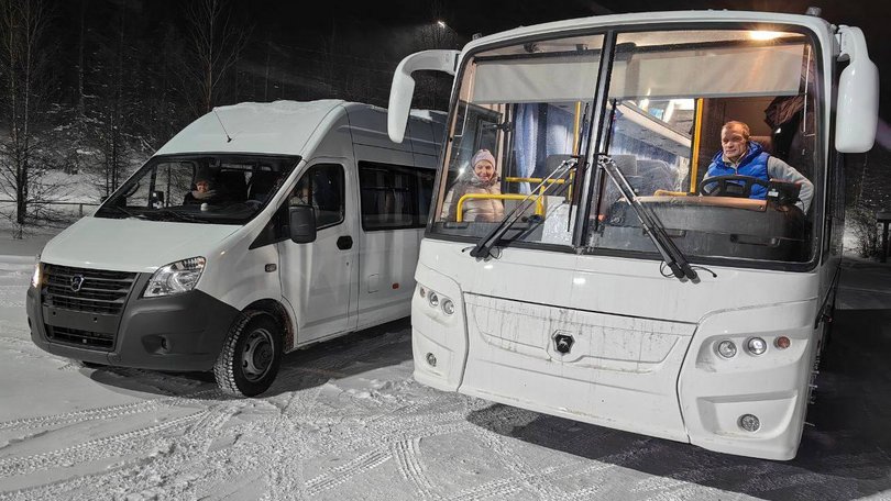 Три новых автобуса для пассажирских перевозок доставили в Ягоднинский округ
