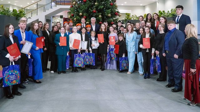 Сергей Носов наградил юных колымчан за выдающиеся достижения