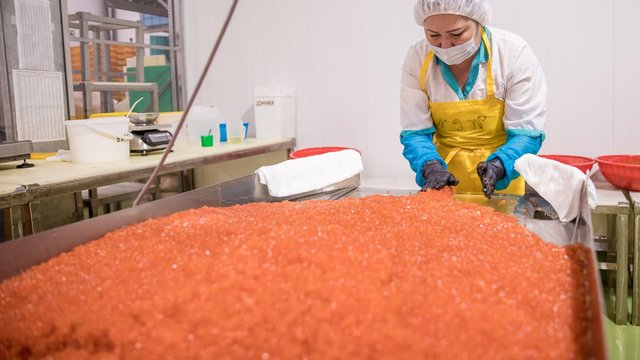 Около 4 тыс. тонн лососевой икры приобрели россияне к праздничному столу