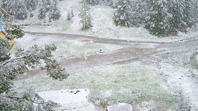 После аномальной жары в центральных районах Магаданской области пошел снег